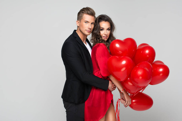 Ευτυχισμένος εραστής ζευγάρι με κόκκινο μπαλόνι. Ημέρα του Αγίου Βαλεντίνου - Φωτογραφία, εικόνα
