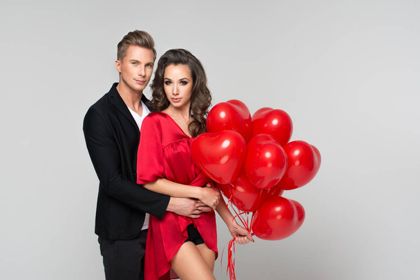 Couple d'amoureux heureux avec ballon rouge. Saint Valentin
 - Photo, image