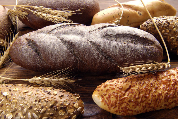 Composición de diferentes tipos de espigas de pan y trigo
. - Foto, Imagen