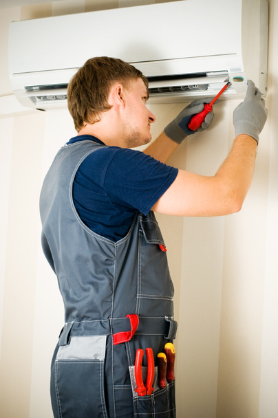 Man repair air-conditioner - Фото, зображення