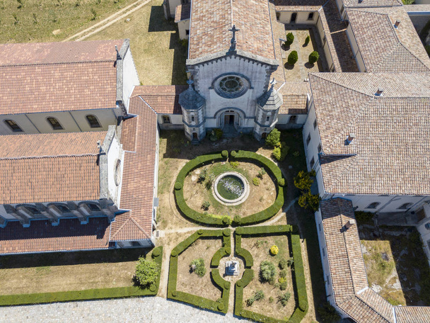 Letecký pohled na Certosa di Serra San Bruno, Certosino klášter, Vibo Valentia, Kalábrie, Itálie - Fotografie, Obrázek
