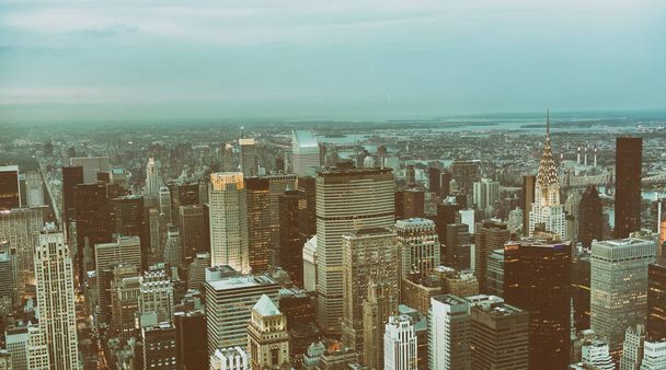Vista aérea del horizonte de Nueva York Manhattan al atardecer
. - Foto, Imagen