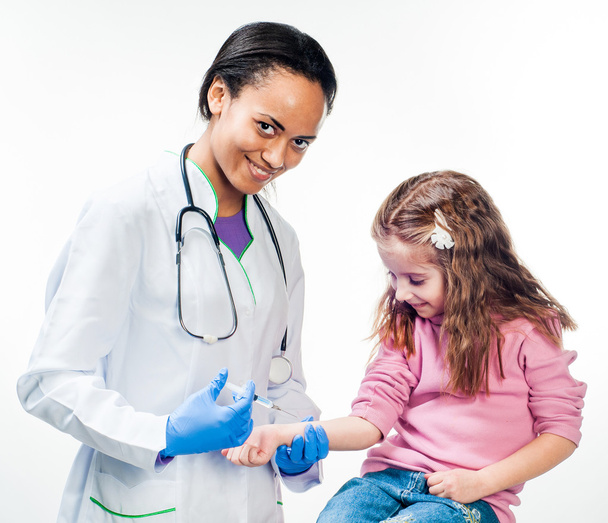 Лікар робить введення вакцини дитині
 - Фото, зображення