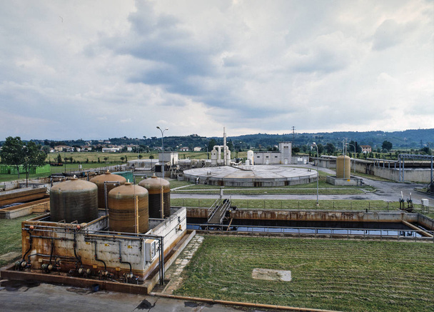 Planta de purificación industrial de agua
 - Foto, Imagen