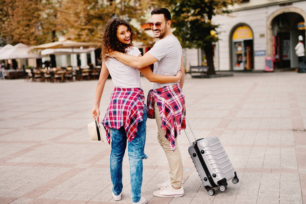 молодая счастливая влюбленная пара путешествует по городу и обнимается
 - Фото, изображение