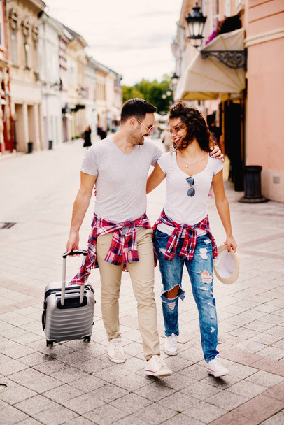 joven feliz amor pareja viajando en la ciudad
 - Foto, imagen