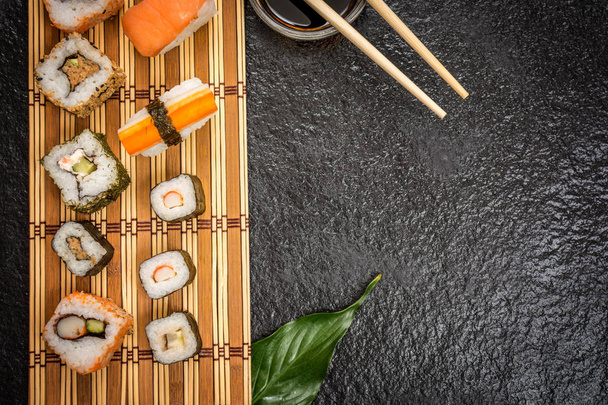 Sushi tekercs hoszomaki és uramaki - Fotó, kép