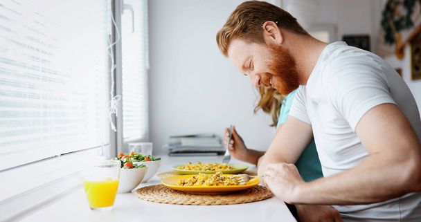 Couple in love having breakfast at home - Foto, Bild