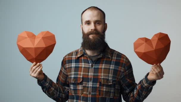 Hipster άνθρωπος που κρατά το σχήμα καρδιάς στα χέρια - Πλάνα, βίντεο