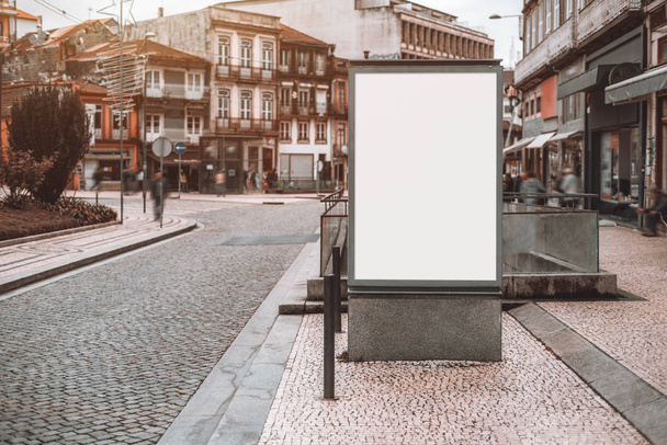 Modèle de bannière d'information vide blanche dans la rue
 - Photo, image