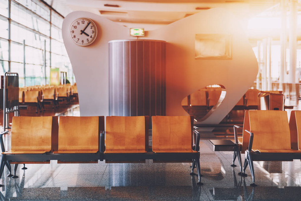 Wooden seats in empty airport departure zone - Foto, Imagen