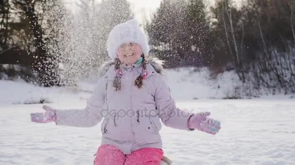 La fille de dix ans jette joyeusement de la neige
 - Séquence, vidéo
