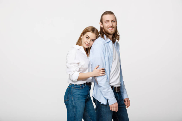 Muotokuva iloinen nuori pari seisoo ja halaa toisiaan eristetty valkoinen tausta
 - Valokuva, kuva