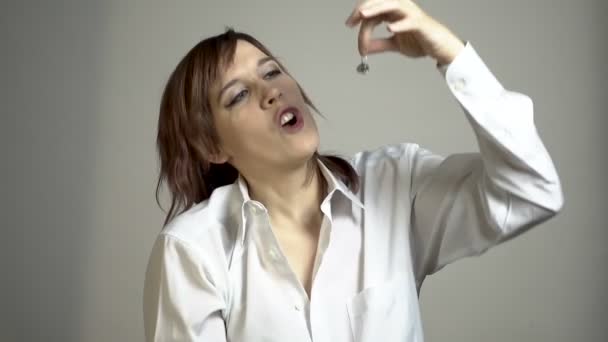 Photo session grimacing woman with jewelry - Footage, Video