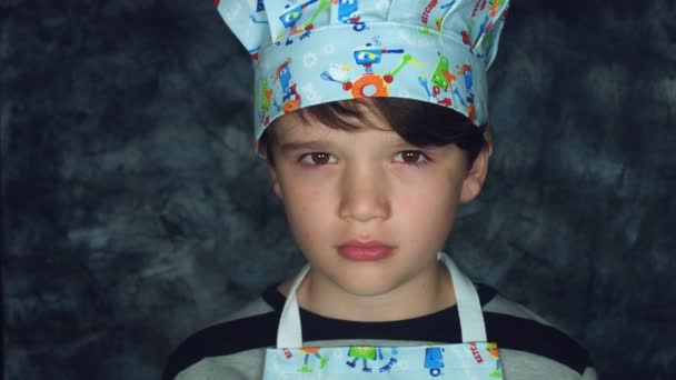 Miły przystojny chłopiec kaukaski pozowanie - Materiał filmowy, wideo
