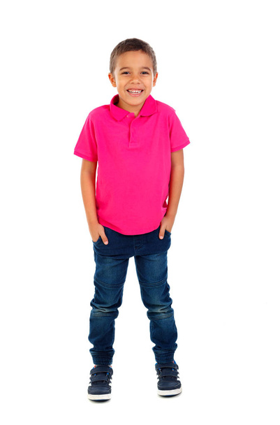 schattige kleine Afrikaanse jongen in roze t-shirt geïsoleerd op witte achtergrond - Foto, afbeelding