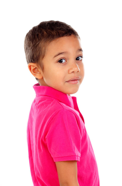mignon petit garçon africain en t-shirt rose isolé sur fond blanc
 - Photo, image