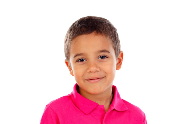 χαριτωμένο μικρό αγόρι αφρικανικό σε ροζ μπλουζάκι που απομονώνονται σε λευκό φόντο - Φωτογραφία, εικόνα