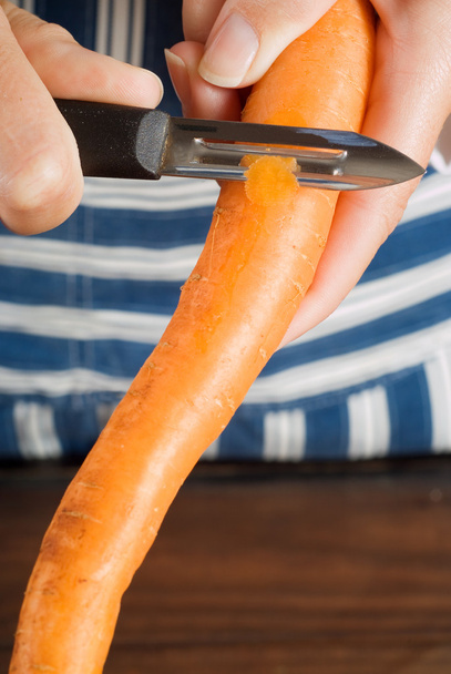 Peeling carrot - Zdjęcie, obraz