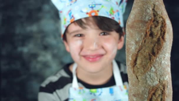 schön schöner kaukasischer Junge posiert - Filmmaterial, Video