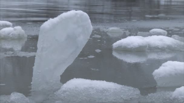 Όγκους πάγου πάνω στο νερό. Χειμωνιάτικο τοπίο της λίμνης, πάγου που επιπλέει στο νερό, στην κρύα εποχή - Πλάνα, βίντεο