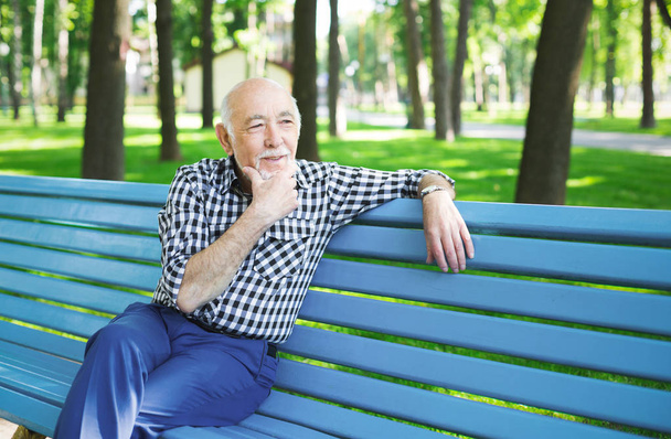 Pensivo homem idoso ao ar livre
 - Foto, Imagem