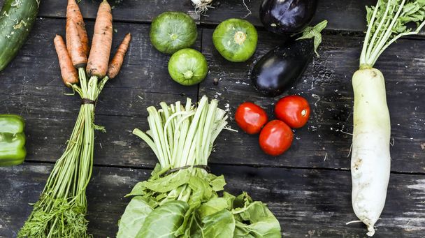 warzyw warzywa, przyprawy sałata, marchewka, pomidor rzodkiewka, cukinia, oberżyn umieszczone na drewno Sałatka i posiłki - Zdjęcie, obraz