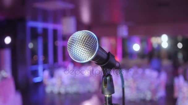 Mikrofon über dem abstrakten verschwommenen Konferenzsaal oder Hochzeitsbankett-Hintergrund - Filmmaterial, Video