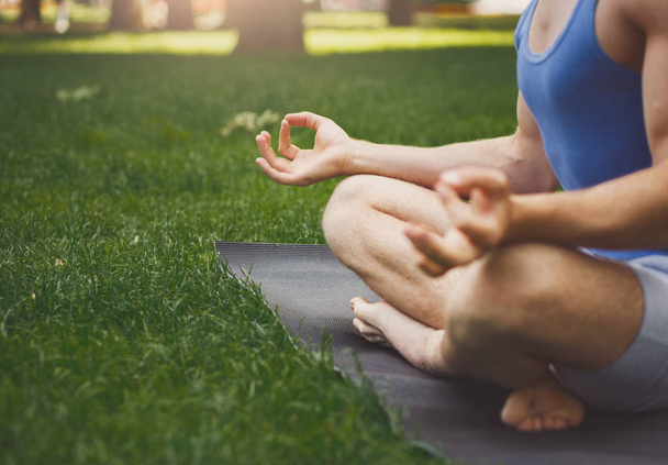 Nuori mies harjoittelee joogaa, rentoutua meditaatio aiheuttaa
 - Valokuva, kuva