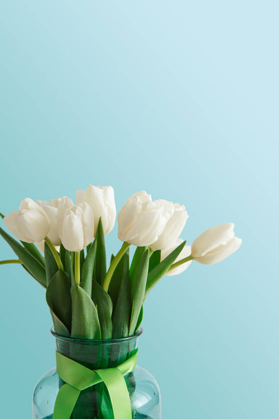 букет белых тюльпанов на голубом фоне
 - Фото, изображение