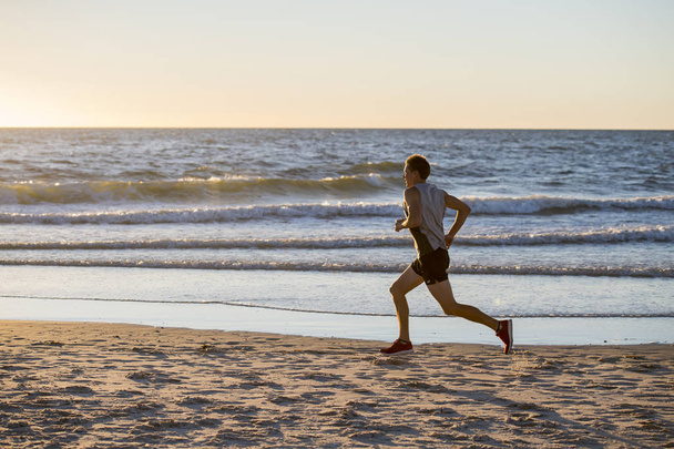 atletik zinde ve güçlü runner çalışan deniz kıyısında günbatımı Beach'te yaz ve fitness egzersiz spor ve sağlıklı yaşam konusunda eğitim dostum  - Fotoğraf, Görsel