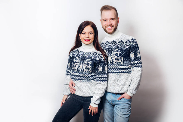 Atractiva pareja en invierno abrazos de moda - Foto, imagen
