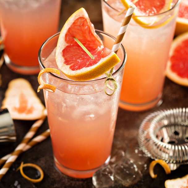 Grapefruit cocktail in tall glasses - Foto, afbeelding