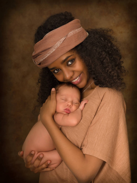 Bonne mère éthiopienne avec bébé nouveau-né
 - Photo, image
