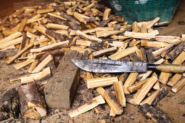 Holzschneider, Holzschneider, der als Brennstoff zum Kochen verwendet wird - Foto, Bild