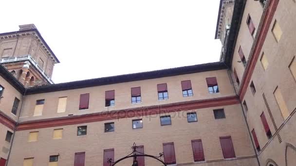 Ferrara, Italia: Este castillo (Castello Estense) o castillo de San Michele (San Miguel) es un castillo medieval amarrado. Consta de un gran bloque con cuatro torres de esquina
. - Metraje, vídeo