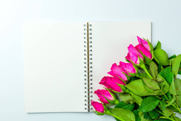Pink roses decorative with blank notepad on top view flat lay fo - 写真・画像