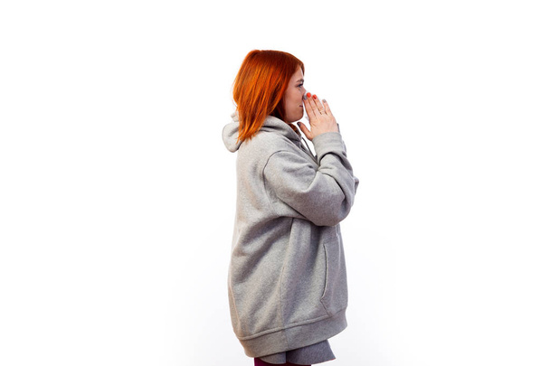 灰色のスエット シャツの若い赤毛の女性が病気、孤立した白地にくしゃみ - 写真・画像