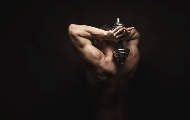Hombre irreconocible muestra músculos fuertes de la espalda primer plano
 - Foto, imagen