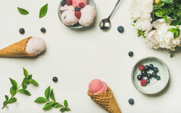 Pink strawberry and coconut ice cream - Foto, imagen