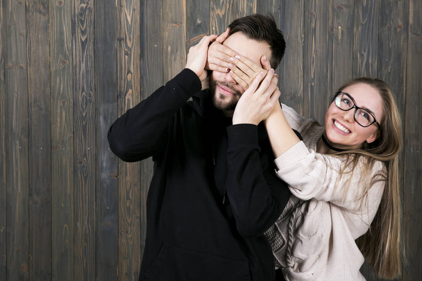 Счастливая девушка в очках приготовила сюрприз молодому человеку
 - Фото, изображение