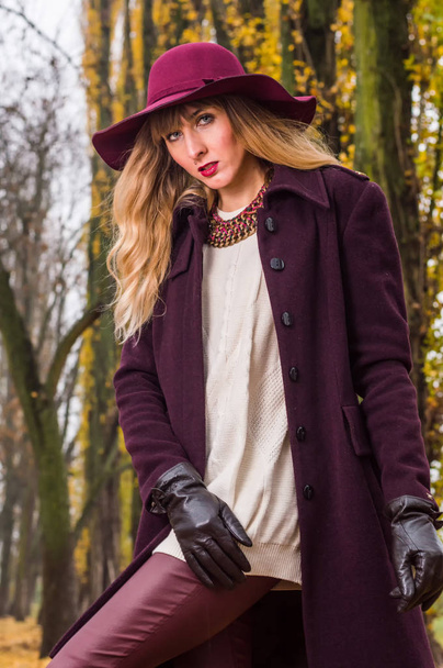 Fall fashion concept, Beautiful elegant woman in park - Valokuva, kuva