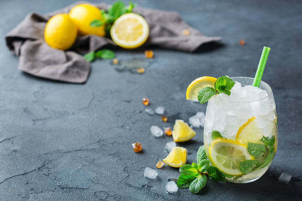 Koude alcohol mojito cocktail, lange drankje drinken, limonade - Foto, afbeelding