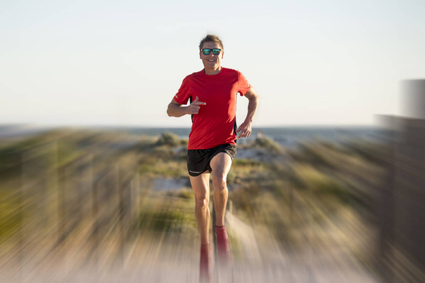 молодой привлекательный и счастливый спортивный бегун мужчина с хорошей физической формой и сильной здоровой тренировкой тела на бездорожье летом бег тренировки
  - Фото, изображение