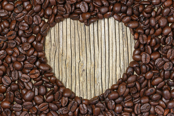 koffie hart op oude houten achtergrond - Foto, afbeelding