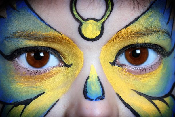 Image des yeux d'une jeune fille avec peinture sur le visage
 - Photo, image