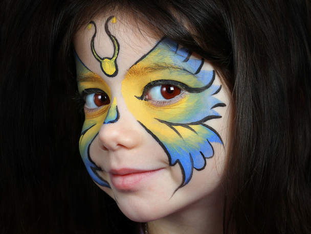 Menina bonita com pintura facial de uma borboleta
 - Foto, Imagem