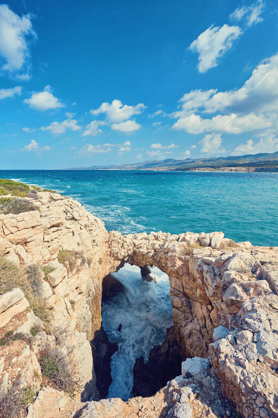 Zondaars brug op het eiland Cyprus. - Foto, afbeelding