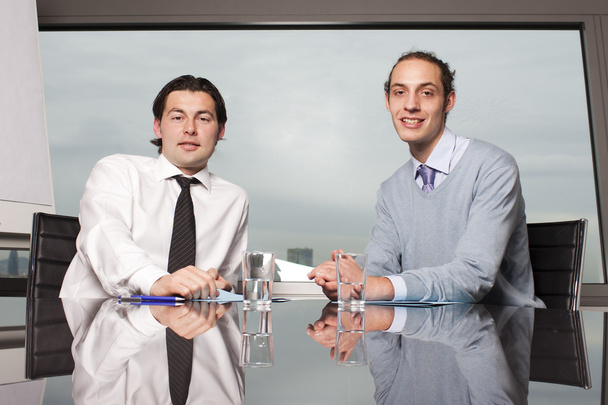 Beratung mit männlichem Finanzberater in einem netten Büro - Foto, Bild
