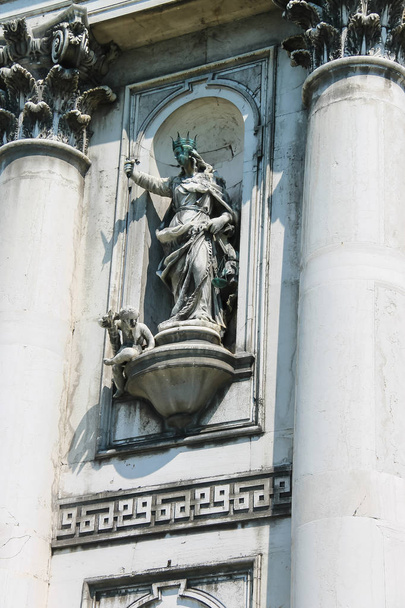 Antigua estatua en la fachada de la Iglesia de Santa Maria del Rosario (G
 - Foto, Imagen